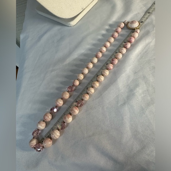Vintage pink swirl bead and AB pink sparkly bead necklace - Picture 6 of 6